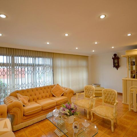 Casa à venda com 252m², 3 quartos e 3 vagasSala