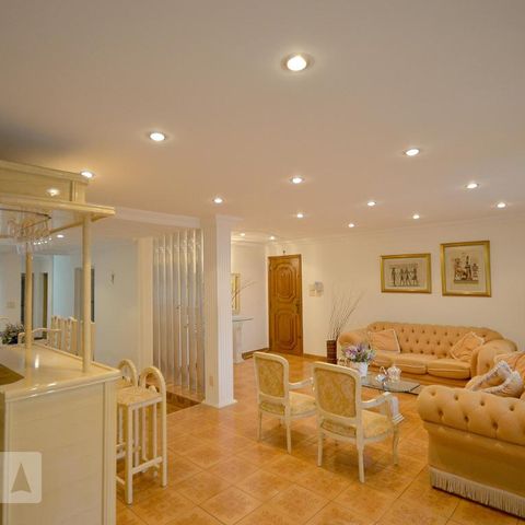 Casa à venda com 252m², 3 quartos e 3 vagasSala
