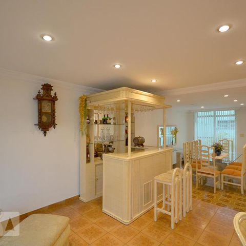 Casa à venda com 252m², 3 quartos e 3 vagasSala