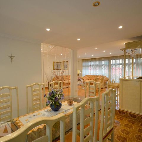 Casa à venda com 252m², 3 quartos e 3 vagasSala
