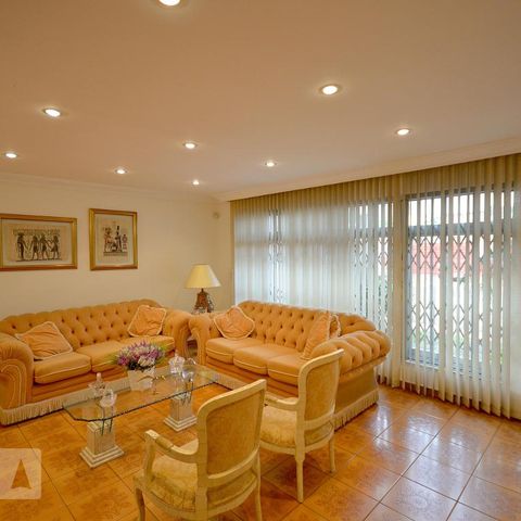 Casa à venda com 252m², 3 quartos e 3 vagasSala