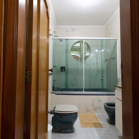 Casa à venda com 330m², 3 quartos e 8 vagasBanheiro suíte 2