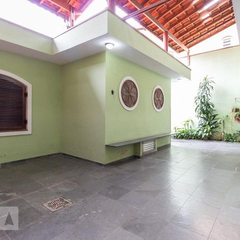 Casa à venda com 330m², 3 quartos e 8 vagasChurrasqueira