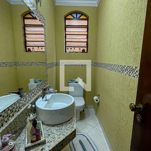 Casa à venda com 220m², 3 quartos e 2 vagasBanheiro