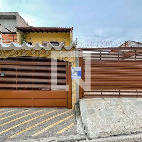 Casa à venda com 220m², 3 quartos e 2 vagasFachada