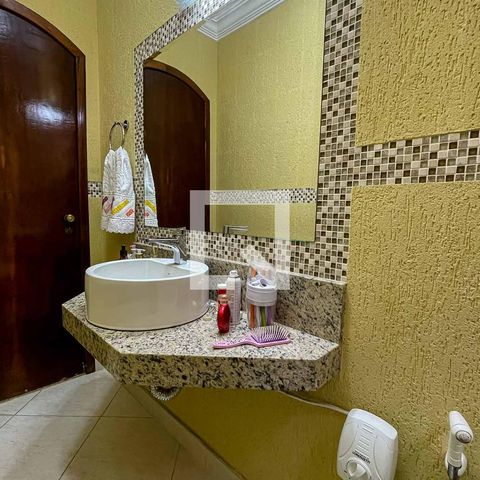 Casa à venda com 220m², 3 quartos e 2 vagasBanheiro