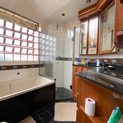 Casa à venda com 400m², 4 quartos e 2 vagasBanheiro 1