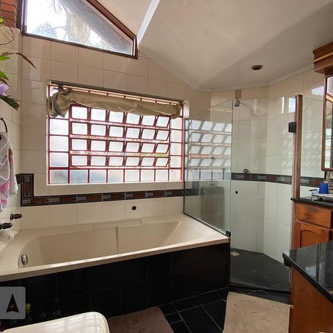 Casa à venda com 400m², 4 quartos e 2 vagasBanheiro 1