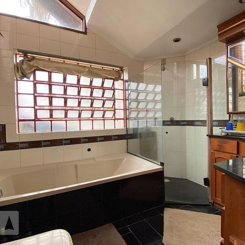 Casa à venda com 400m², 4 quartos e 2 vagasBanheiro 1