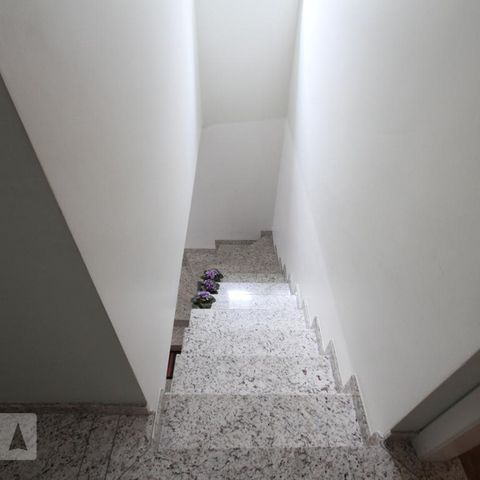 Casa de condomínio à venda com 237m², 3 quartos e 3 vagasEscada
