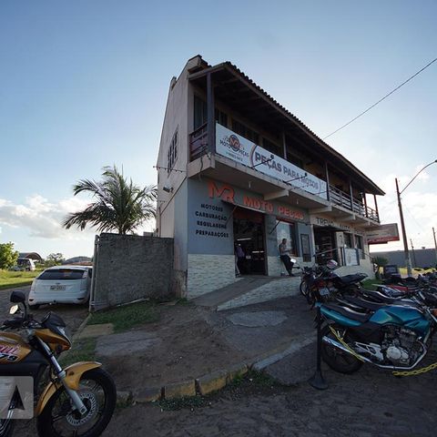 Casa à venda com 420m², 3 quartos e 3 vagasFachada