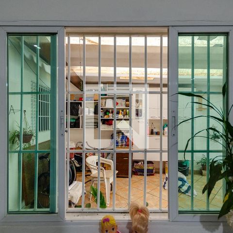 Casa à venda com 88m², 2 quartos e 2 vagasSala - Janela