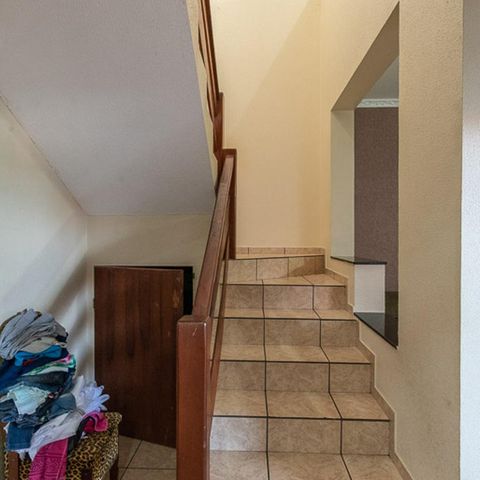 Casa para alugar com 240m², 4 quartos e 3 vagas Casa para alugar com 240m², 4 quartos e 3 vagasEscada