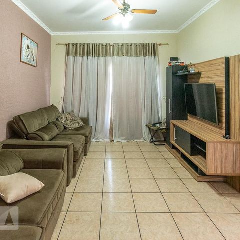 Casa para alugar com 240m², 4 quartos e 3 vagas Casa para alugar com 240m², 4 quartos e 3 vagasSala
