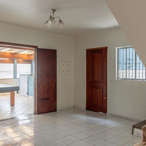 Casa à venda com 270m², 3 quartos e 3 vagas Casa à venda com 270m², 3 quartos e 3 vagasSala