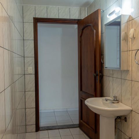 Casa à venda com 270m², 3 quartos e 3 vagas Casa à venda com 270m², 3 quartos e 3 vagasBanheiro 2