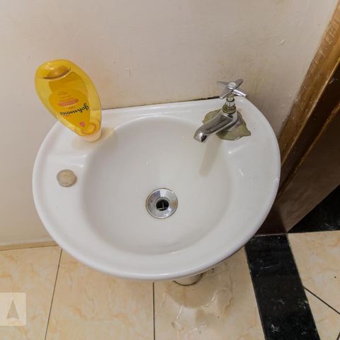 Casa de condomínio à venda com 66m², 2 quartos e 1 vagaDetalhe banheiro
