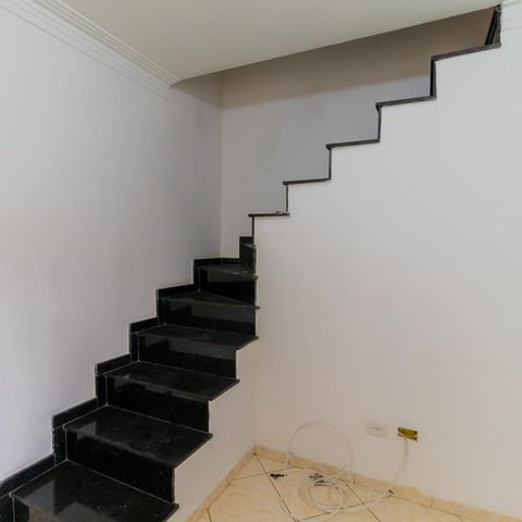 Casa de condomínio à venda com 66m², 2 quartos e 1 vagaEscada