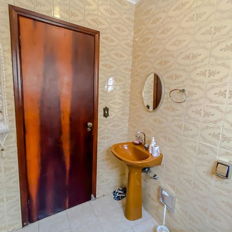 Casa à venda com 165m², 3 quartos e 2 vagasBanheiro