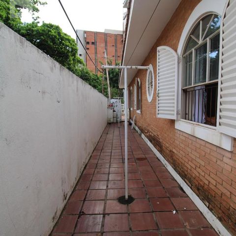 Casa para alugar com 250m², 5 quartos e 4 vagasCorredor lateral 1