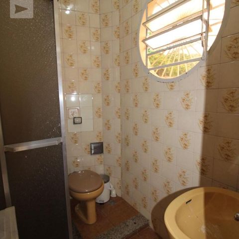 Casa para alugar com 250m², 5 quartos e 4 vagasBanheiro (piso superior)