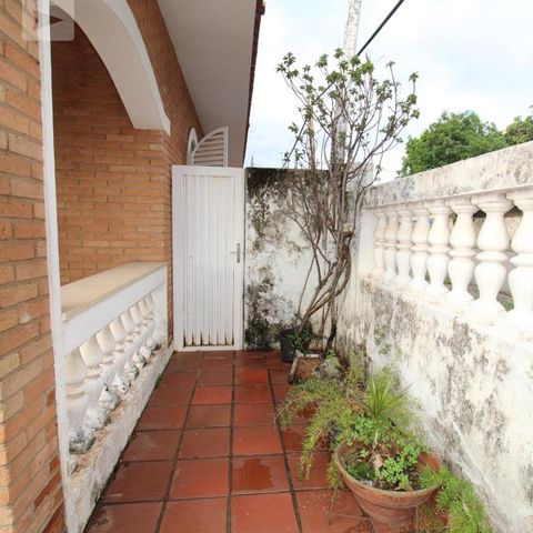 Casa para alugar com 250m², 5 quartos e 4 vagasCorredor lateral 2