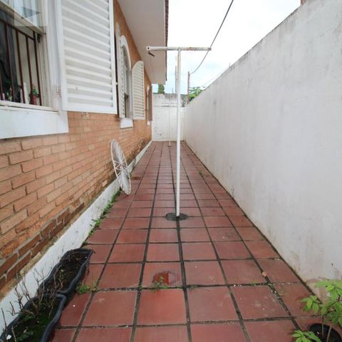 Casa para alugar com 250m², 5 quartos e 4 vagasCorredor lateral 1