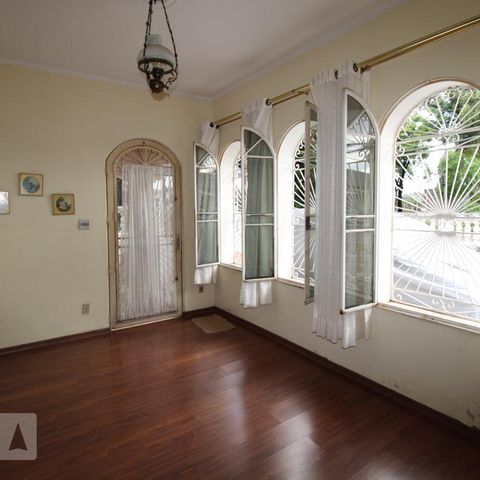 Casa para alugar com 250m², 5 quartos e 4 vagasSala