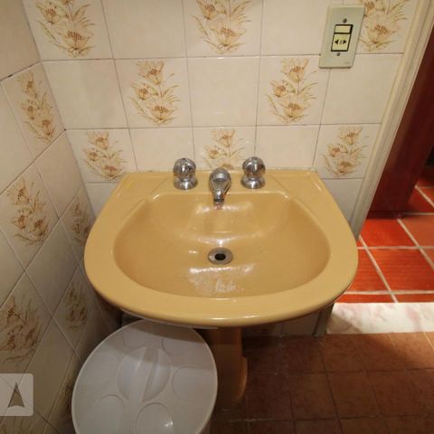 Casa para alugar com 250m², 5 quartos e 4 vagasBanheiro (piso superior)