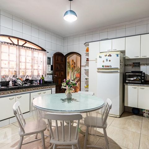 Casa à venda com 227m², 4 quartos e 2 vagasCozinha 