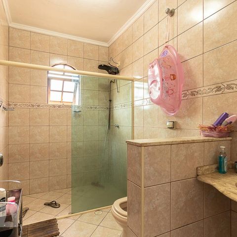Casa à venda com 227m², 4 quartos e 2 vagasBanheiro suíte 