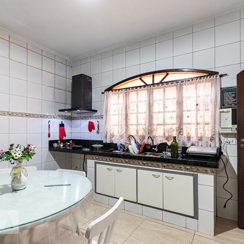 Casa à venda com 227m², 4 quartos e 2 vagasCozinha 