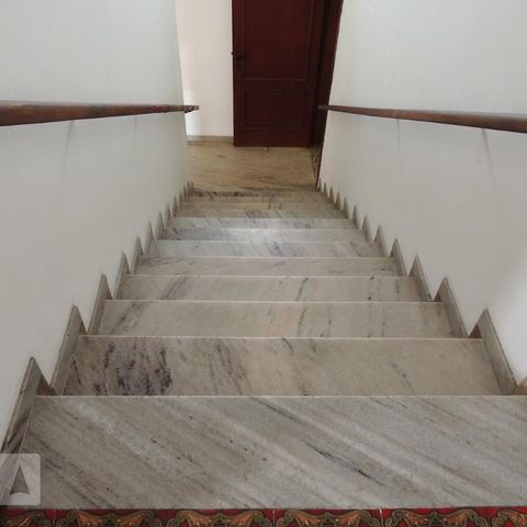 Casa à venda com 645m², 4 quartos e 5 vagasEscada 