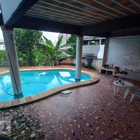 Casa à venda com 645m², 4 quartos e 5 vagas Casa à venda com 645m², 4 quartos e 5 vagasPiscina