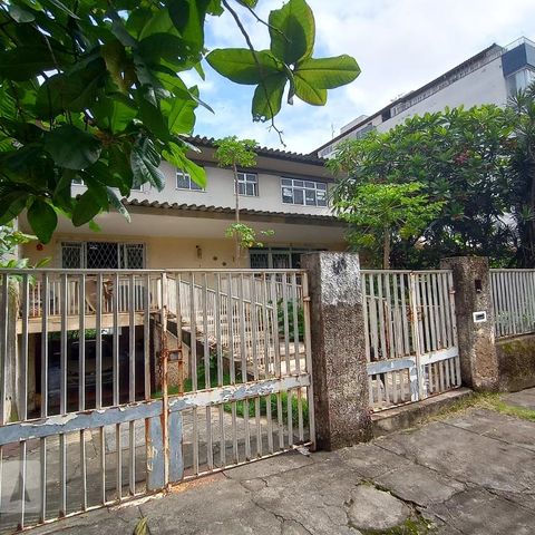 Casa à venda com 645m², 4 quartos e 5 vagas Casa à venda com 645m², 4 quartos e 5 vagasFachada