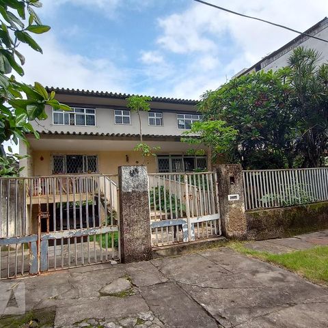 Casa à venda com 645m², 4 quartos e 5 vagas Casa à venda com 645m², 4 quartos e 5 vagasFachada
