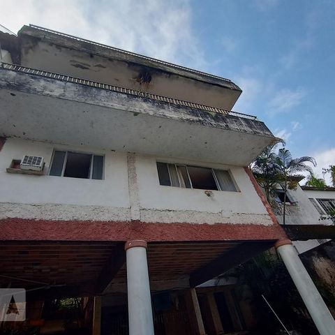 Casa à venda com 645m², 4 quartos e 5 vagas Casa à venda com 645m², 4 quartos e 5 vagasÁrea Externa