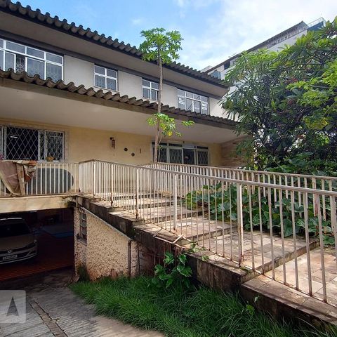 Casa à venda com 645m², 4 quartos e 5 vagas Casa à venda com 645m², 4 quartos e 5 vagasFachada