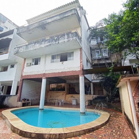 Casa à venda com 645m², 4 quartos e 5 vagas Casa à venda com 645m², 4 quartos e 5 vagasPiscina