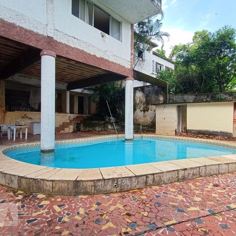 Casa à venda com 645m², 4 quartos e 5 vagas Casa à venda com 645m², 4 quartos e 5 vagasPiscina