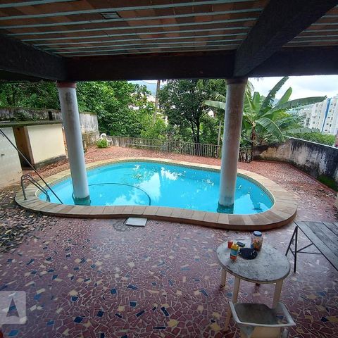 Casa à venda com 645m², 4 quartos e 5 vagas Casa à venda com 645m², 4 quartos e 5 vagasPiscina