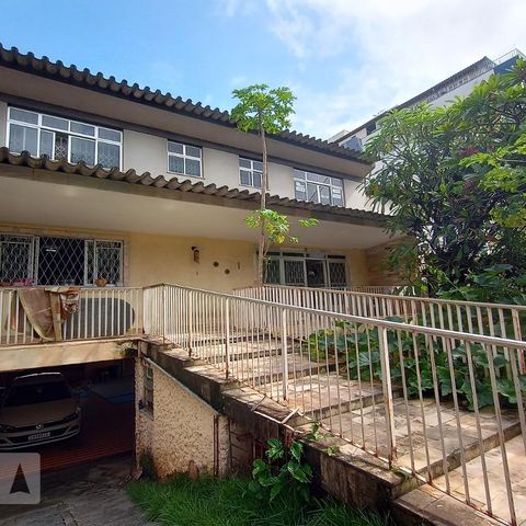 Casa à venda com 645m², 4 quartos e 5 vagas Casa à venda com 645m², 4 quartos e 5 vagasFachada