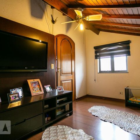 Casa à venda com 400m², 4 quartos e 8 vagasSala de TV