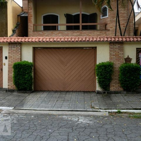 Casa à venda com 400m², 4 quartos e 8 vagasFachada