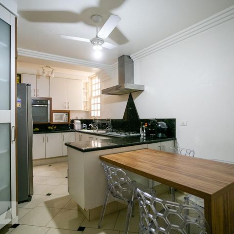 Casa à venda com 400m², 4 quartos e 8 vagasCozinha