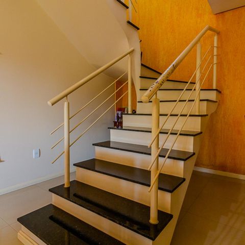 Casa à venda com 202m², 3 quartos e 3 vagasEscada