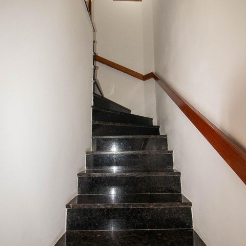 Casa à venda com 186m², 3 quartos e 4 vagasEscadas - Garagem