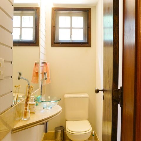 Casa de condomínio à venda com 263m², 4 quartos e 3 vagasLavabo