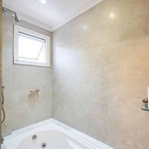 Apartamento à venda com 105m², 2 quartos e 2 vagasBanheira 
