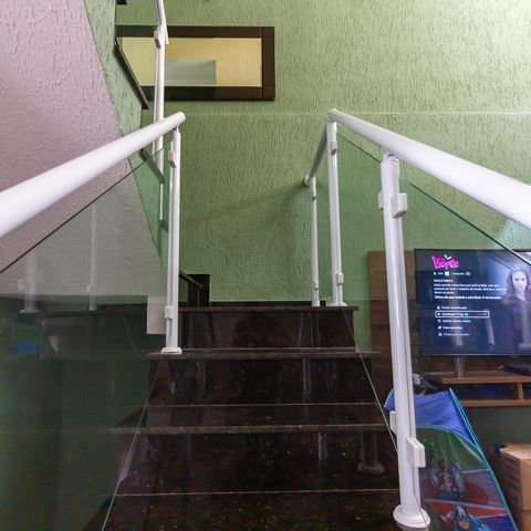 Casa de condomínio à venda com 159m², 3 quartos e 3 vagasEscada
